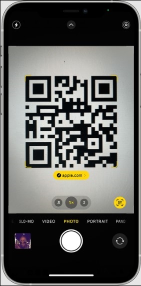 Отсканируйте QR-код с помощью приложения iPhone Camera.